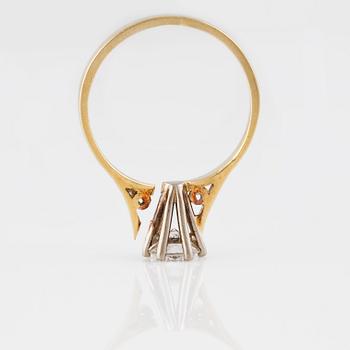 RING, 18K guld och vitguld med briljantslipad diamant 0.59. Vikt 3,2 gram.