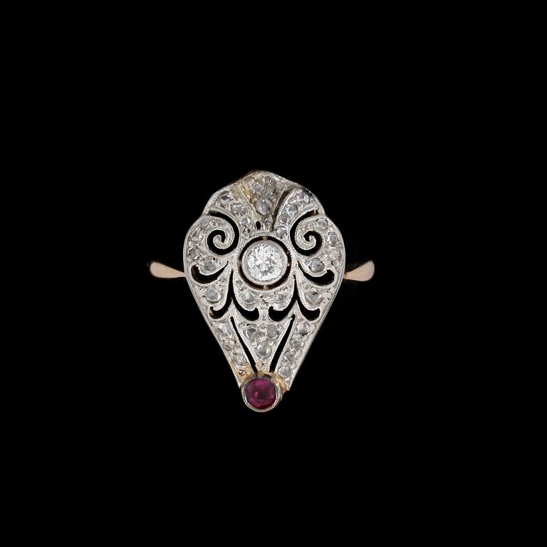 RING, Art Déco, rubin, briljanter och 18K guld. Guldringen Gustav Adolf Hamnstedt, Stockholm 1933. Tot ca 2.8 g.