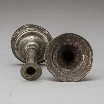LJUSSTAKAR, ett par, tenn, sengustavianska, 1700/1800-tal.