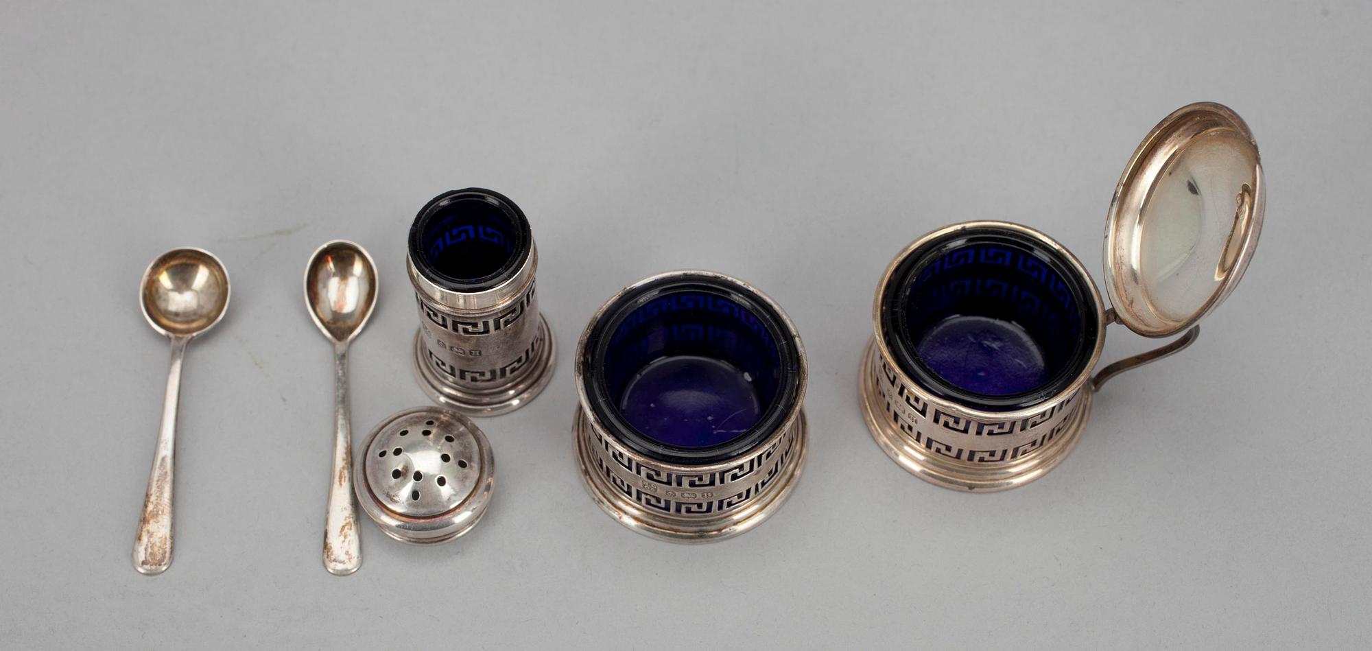 SALTKAR och PEPPARSTRÖARE samt SENAPSBURK i etui, silver, Birmingham, England 1931-32. Silvervikt tot. ca 30,5.