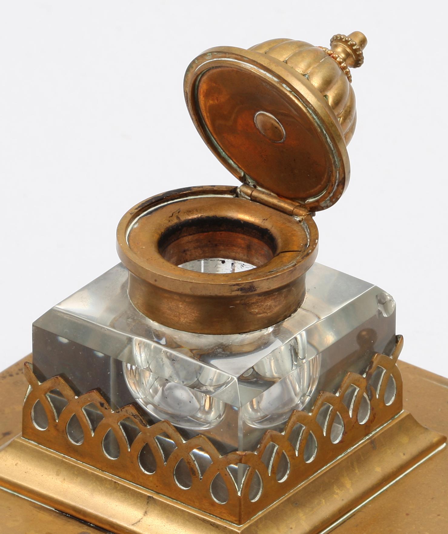 BLÄCKSTÄLL. Glas, mässing.