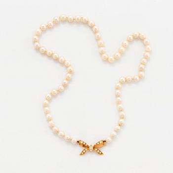Collier odlade pärlor med rosettformat lås 18K guld med runda briljantslipade diamanter.