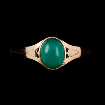 RING, 18k guld med cabochonslipad grön sten, C G Hallberg, 1961. Total vikt ca 5 g.