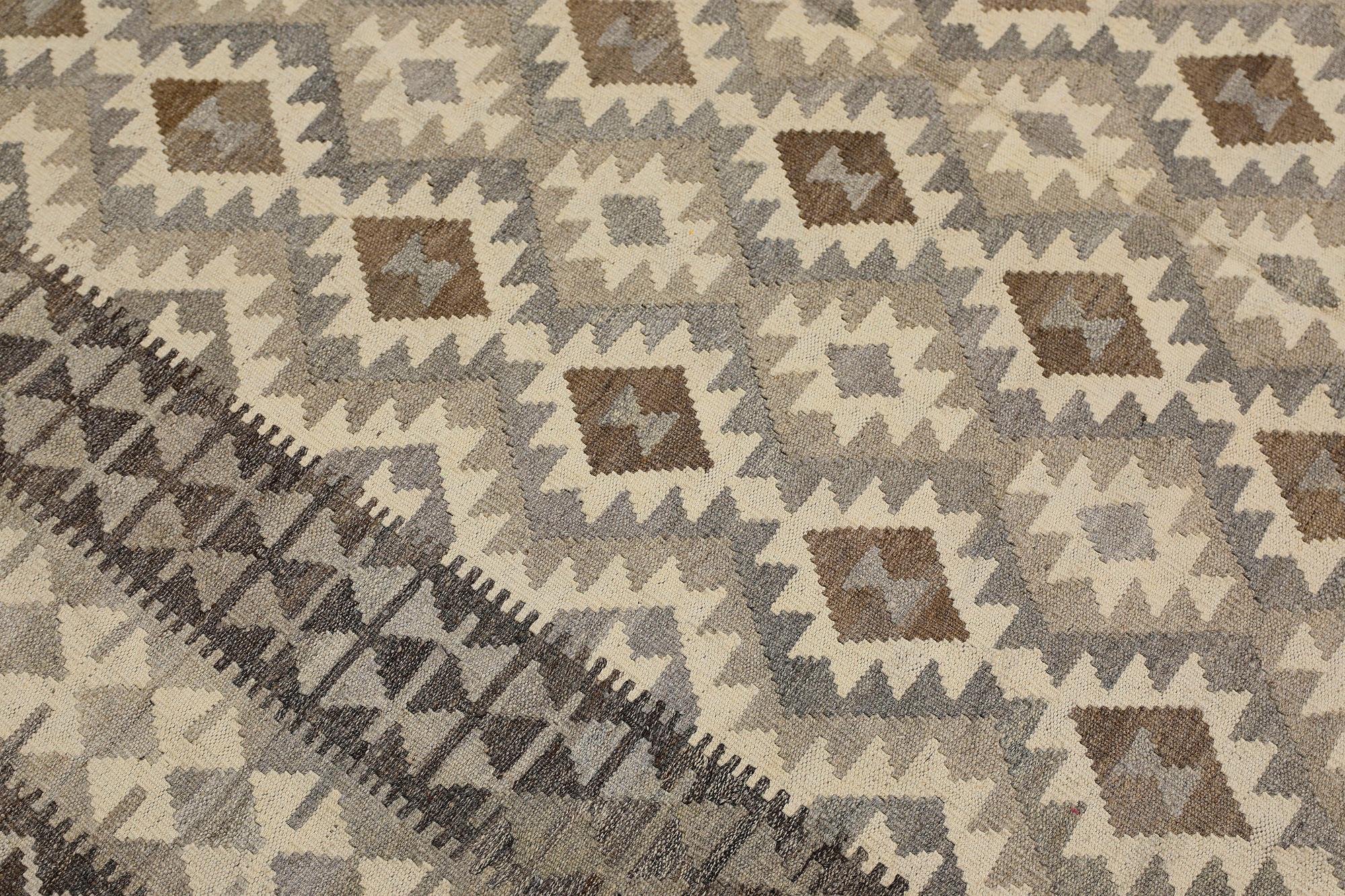 A Kilim rug, approx. 297 x 203 cm.