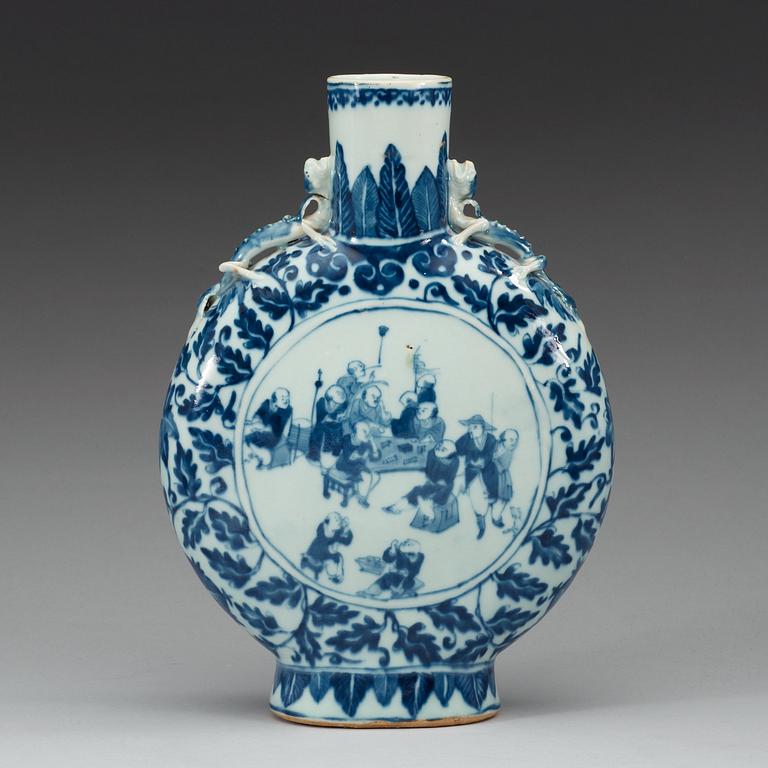 A blue and white moon flask, Qing dynasty, 19th Century.