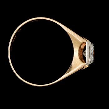 RING, 18 k guld med briljantslipad diamant ca 0,37 ct. Vikt ca 2 g.