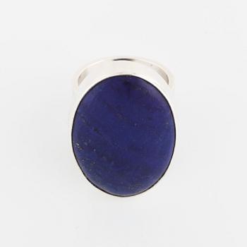 CECILIA JOHANSSON, Göteborg, 2001 a cabochon cut lapis lazuli ring.