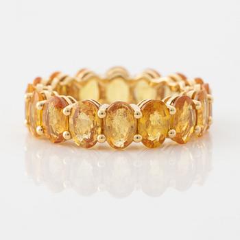 Ring med ovala gula safirer.