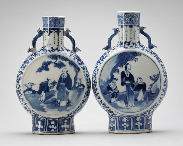 PILGRIMSFLASKOR, 2 snarlika. Porslin, Kina, 1900-talets början.