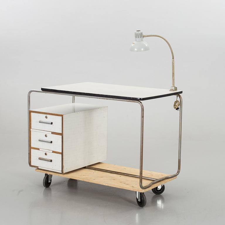 SKRIVBORD med fast monterad skrivbordslampa. Funkis-stil, 1950-60-tal.