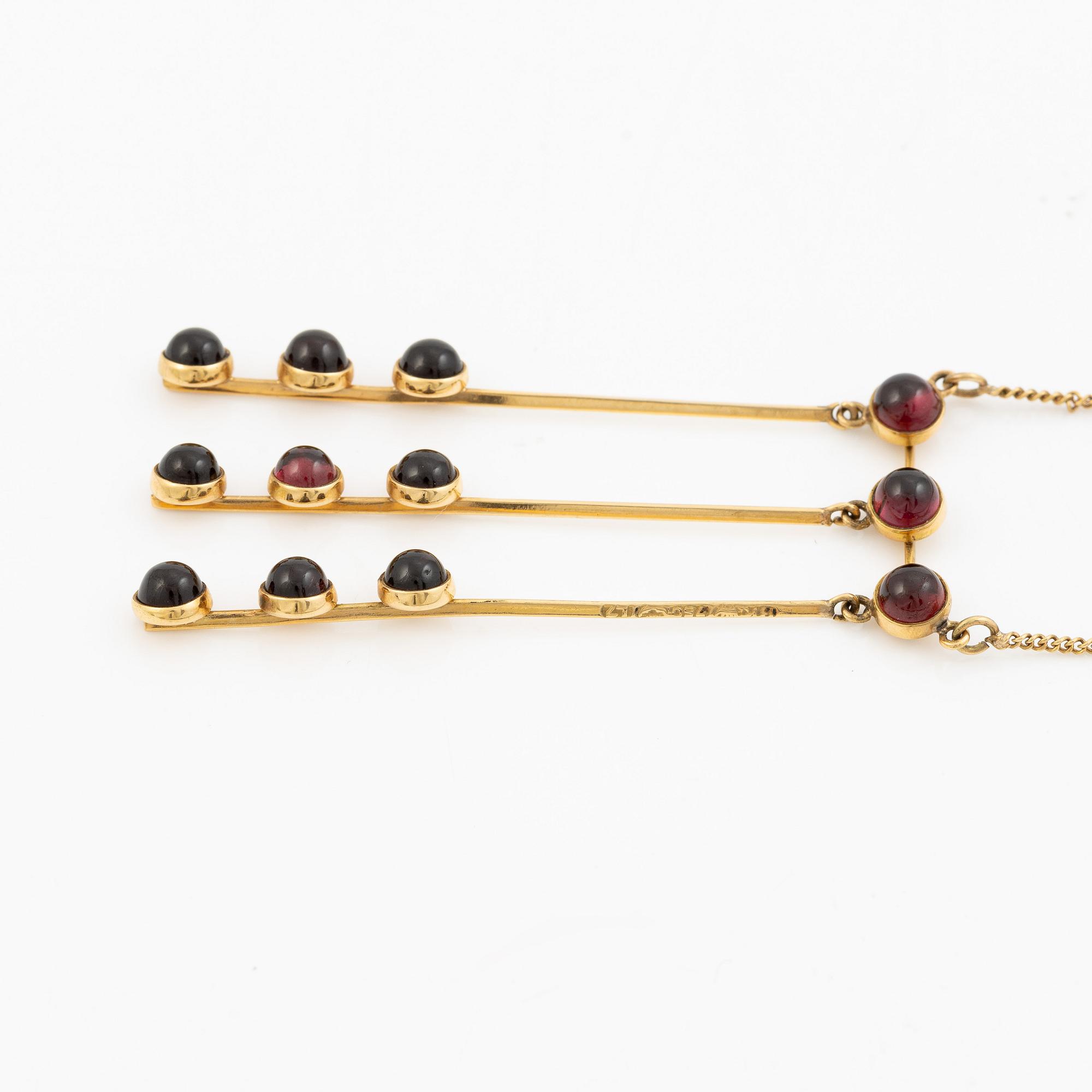 Pendant with chain in 18K gold set with cabochon-cut garnets, HK.
