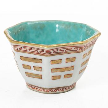 Skålar, tre stycken, samt litet blåvitt ytterfoder och lackask, porslin, Qingdynastin, 1800-tal.