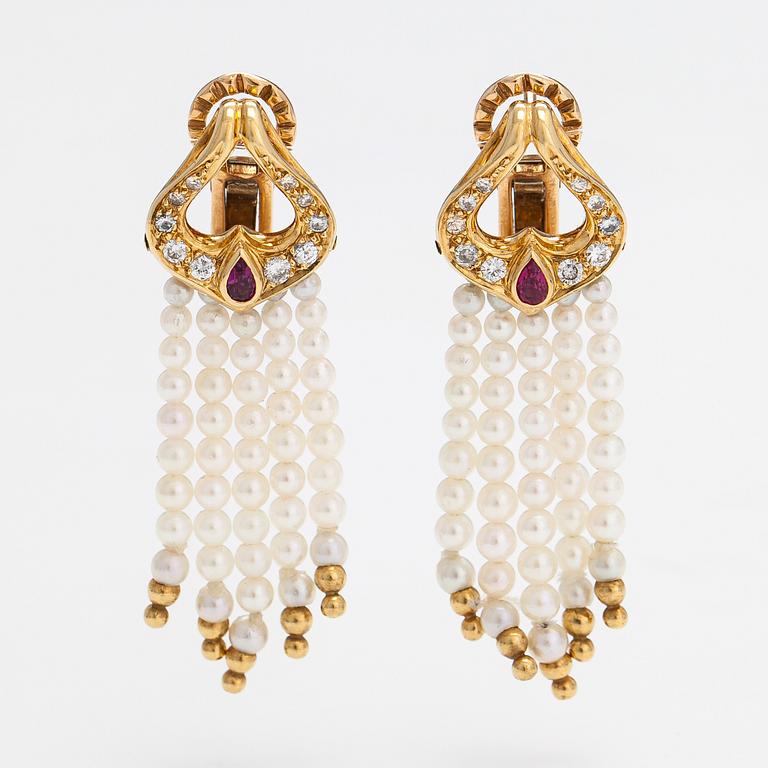 Carrera Y Carrera, a pair of 18K gold earrings with cultured pearls, diamonds ca. 0.20 ct in total and rubies.