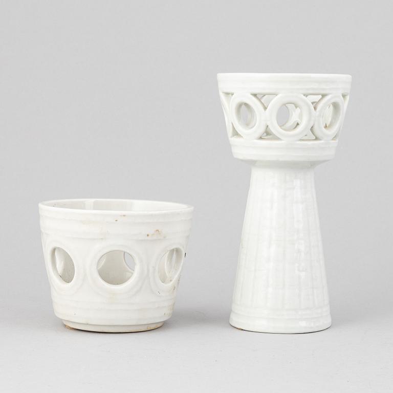 Gunnar Nylund, a set of 14 stoneware pot and plates and a vase/candle holder, Rörstrand.