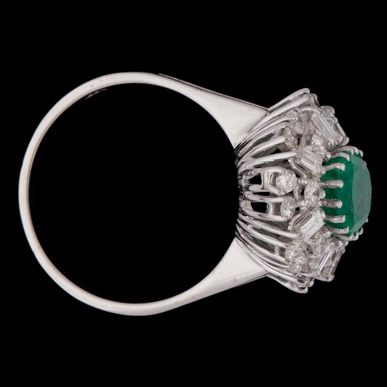 RING, smaragd, ca 2 ct samt baguette- och briljantslipade diamanter, tot. ca 2 cts.