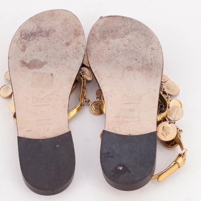 DOLCE&GABBANA, a pair of gold colored leather sandals. Size 37.