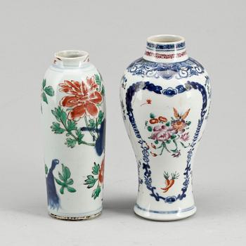 VASER, 2 st, porslin, Kina, 1700/1800-tal.