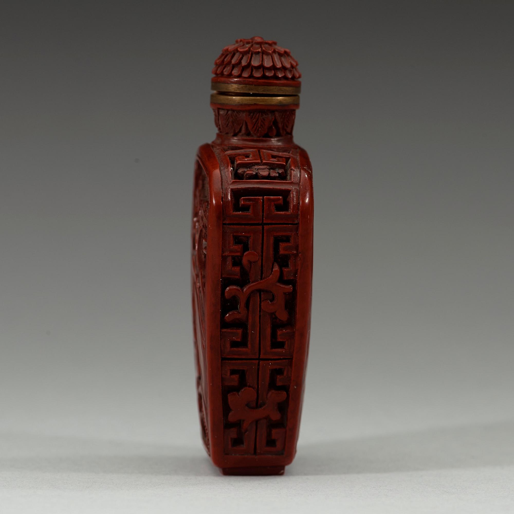 SNUSFLASKA, röd lack. Qingdynastin, med Qianlong fyra karaktärers märke. 1800-tal.