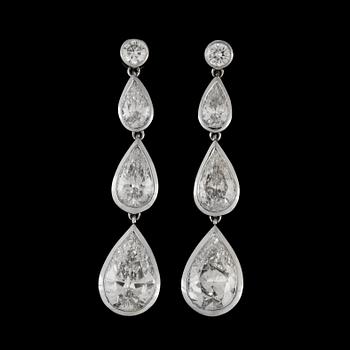 1083. A pair of pear-shaped diamond app. tot. 4.80 cts earrings.