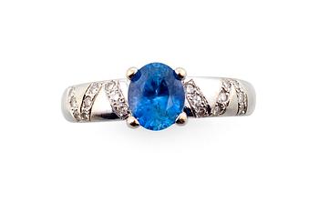 A SAPPHIRE / DIAMOND RING.