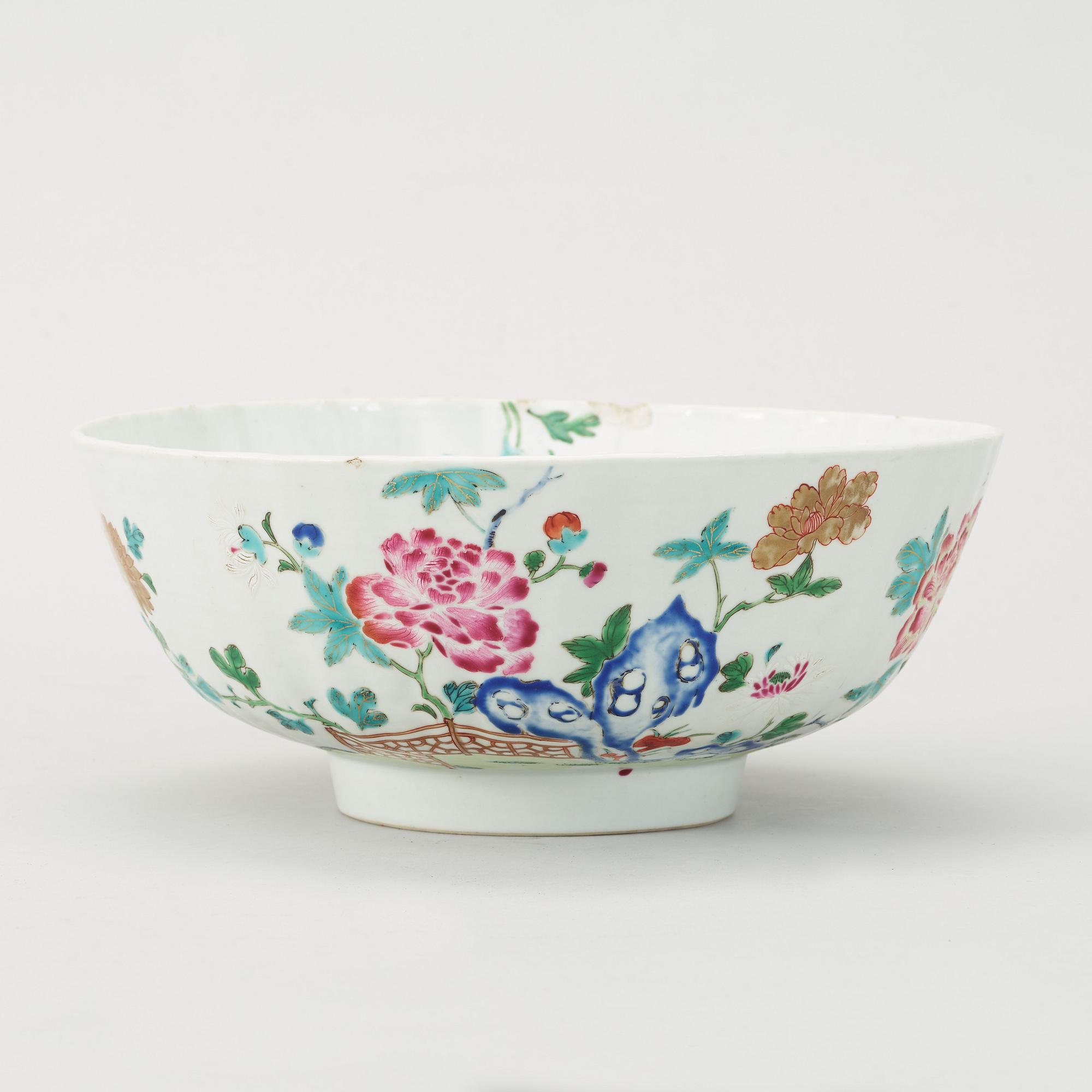 A famille rose bowl, Qing dynasty, Yongzheng (1723-1735).