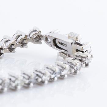 BRACELET, A ca 3.85 cts brilliant cut diamond bracelet.
