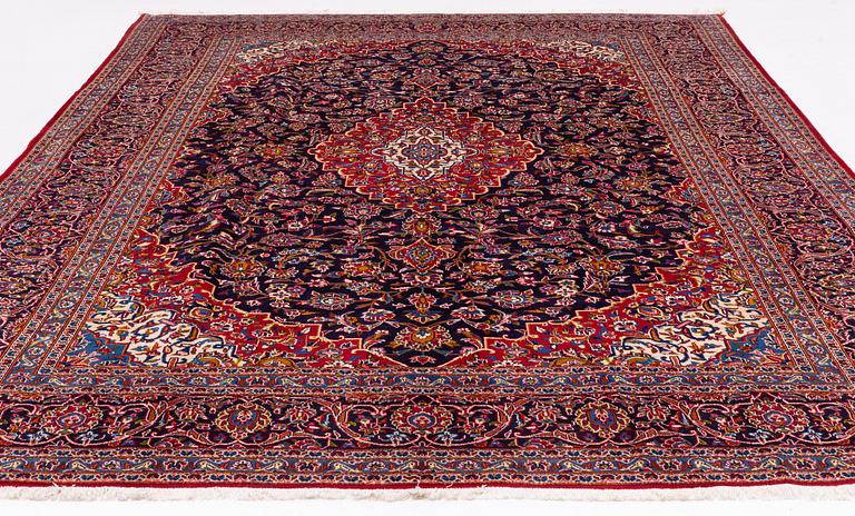A Kashan carpet signed, approx. 420 x 292 cm.