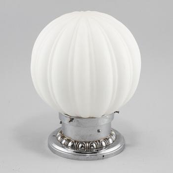 TAKLAMPA, omkring 1900-talets mitt. Höjd 35 cm.