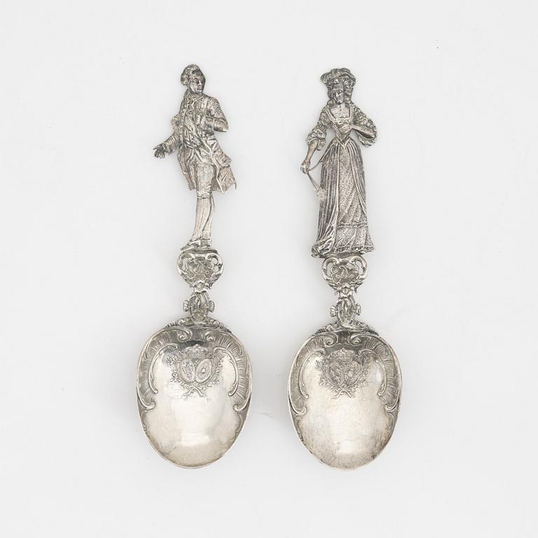 A pair of silver spoons, import mark of Edwin Thompson Bryant, London 1896.