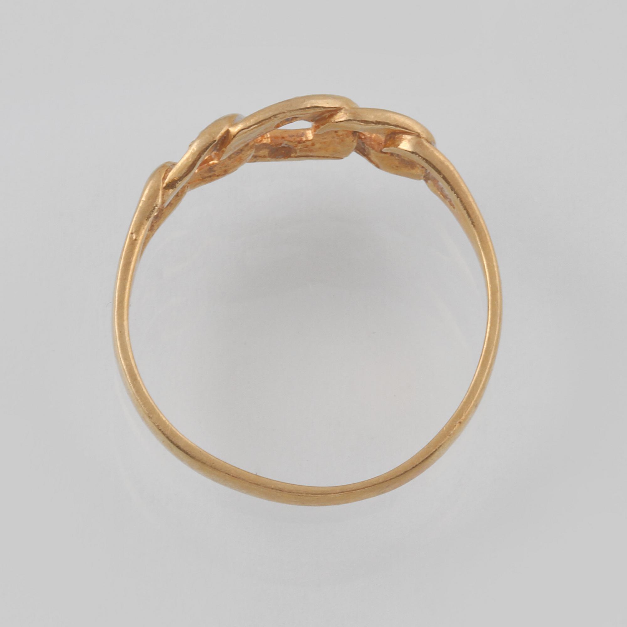 RING, 18K guld och vitguld med 2 åttkantslipade diamanter, Kattfotstämplad. Vikt 1,8 gram.