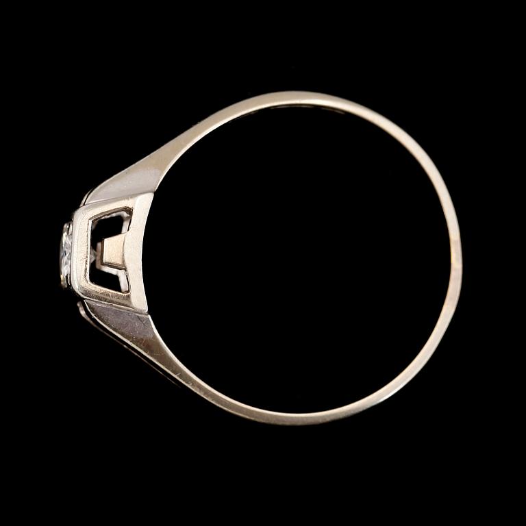 RING, 18K guld och briljantslipad diamant ca 0.49 ct enligt gravyr, svenska stämplar 1965. Total vikt ca 3 g.