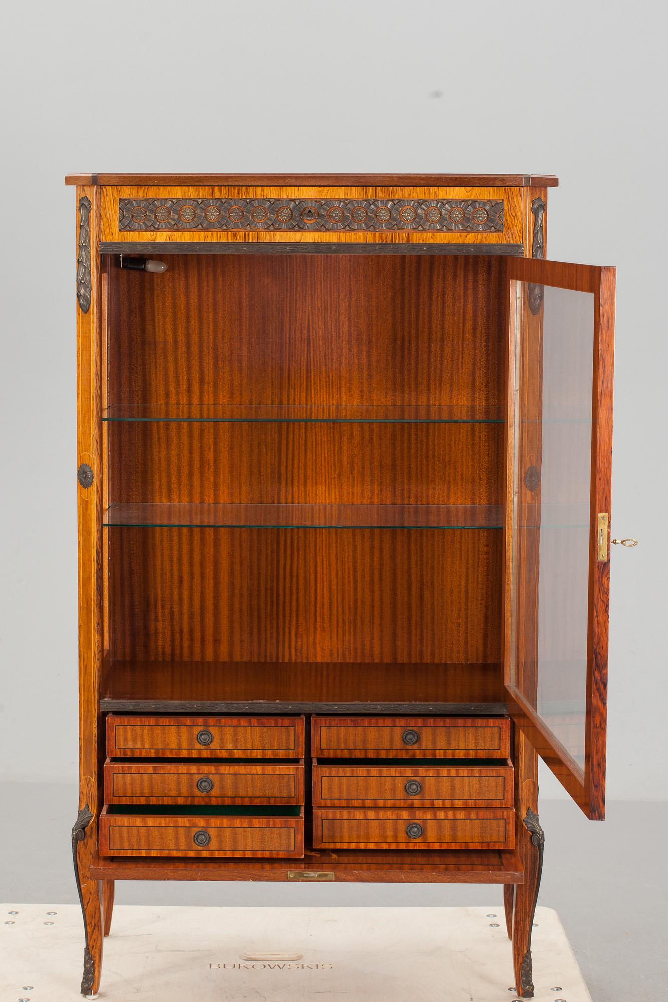 VITRINSKÅP, gustaviansk stil, 1900-tal.