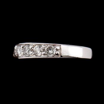 RING, 10 k vitguld, briljantslipade diamanter tot 1.00 ct.
