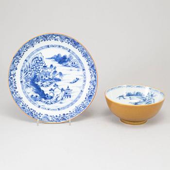 A blue and white dish and a capucciner glazed bowl, Qing dynasty, Qianlong (1736-95), incl. Nanking Cargo.