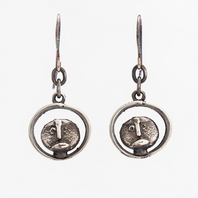 Jorma Laine, Örhängen "Mörökölli", silver. Turun Hopea, Åbo.