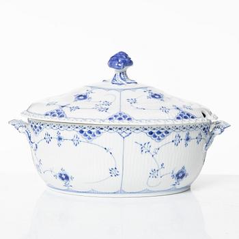 Mat- och kaffeservis, 65 delar, porslin, "Musselmalet", Royal Copenhagen, Danmark.