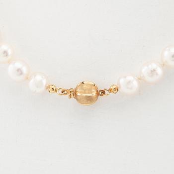 Necklace of cultured pearls with an 18K gold clasp.