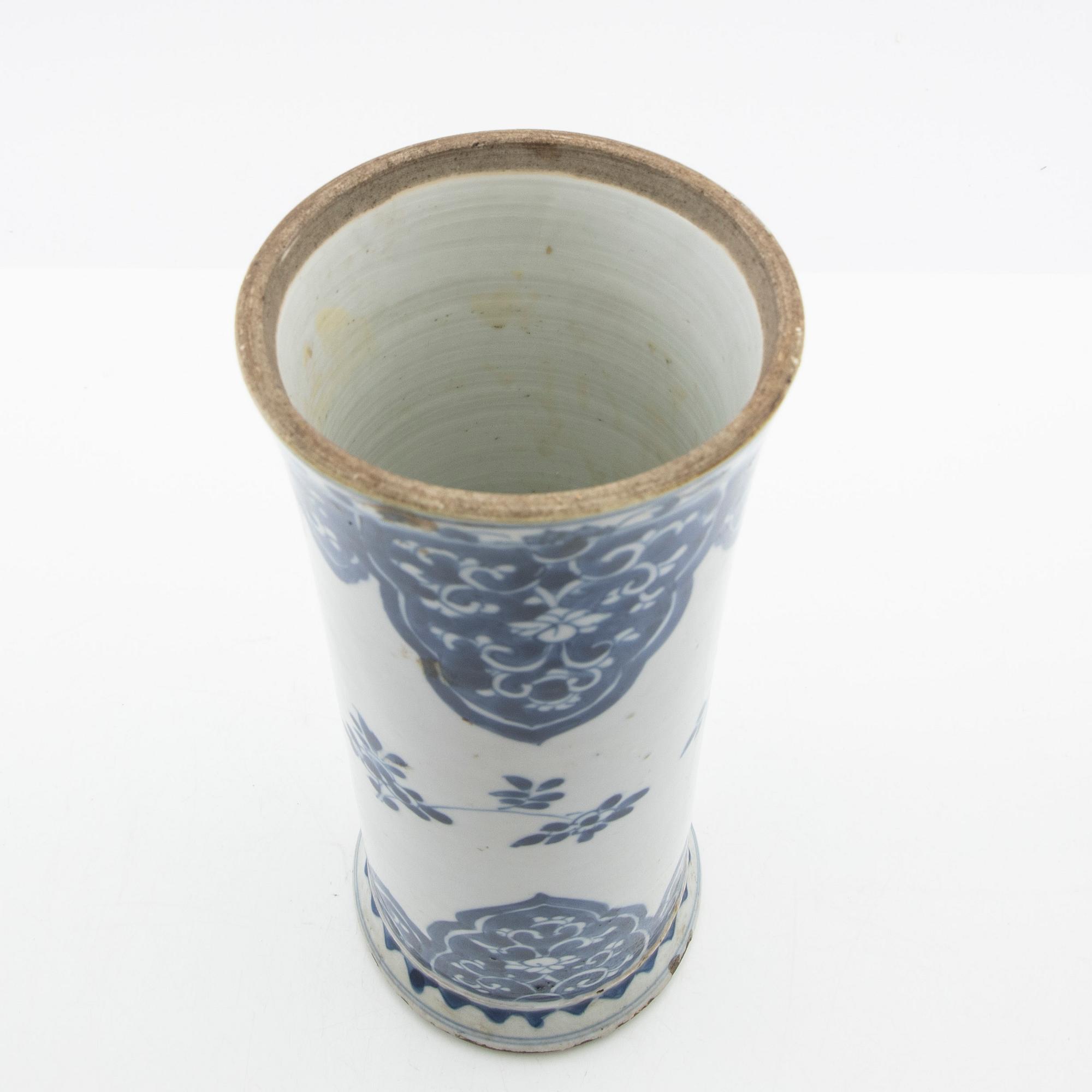 Urn, Qing Dynasty, Kangxi (1662-1722), porcelain, China, 18th century.