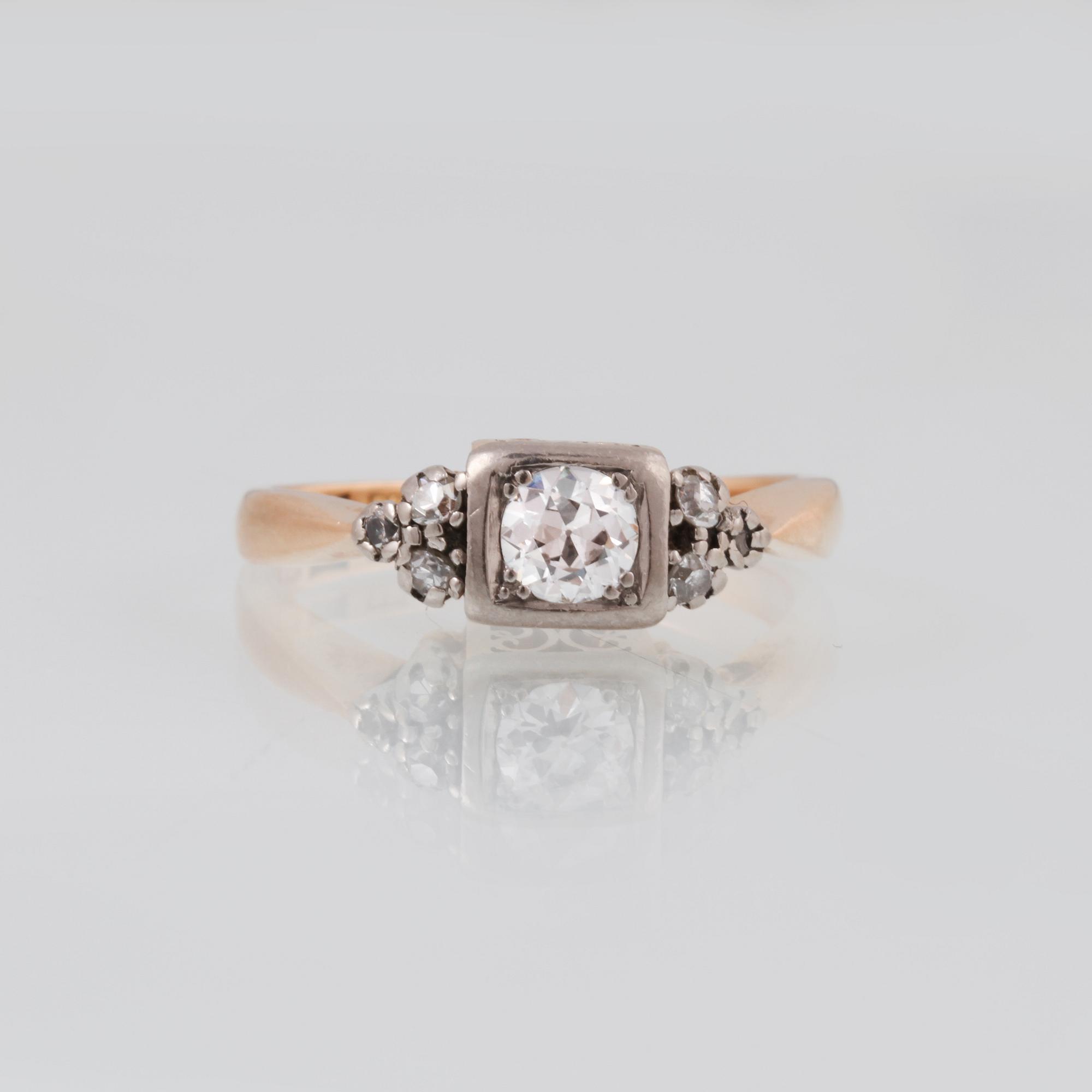RING, 18K guld med gammalslipad diamant ca 0.50 ct och 6  åttkantslipade diamanter, Gunther Thulin,Stockholm, 1954.