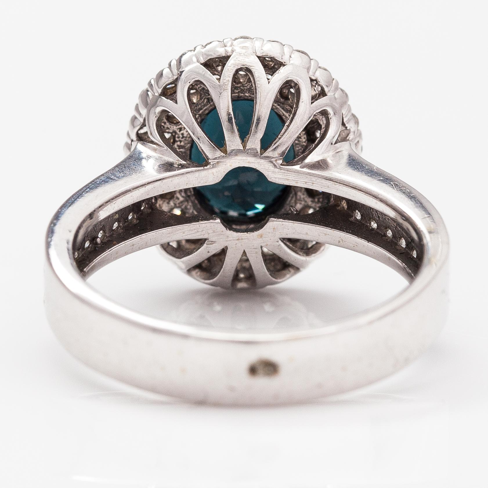 Ring, 14K vitguld, diamanter ca 0.85 ct tot och rödgrön spessartingranat.