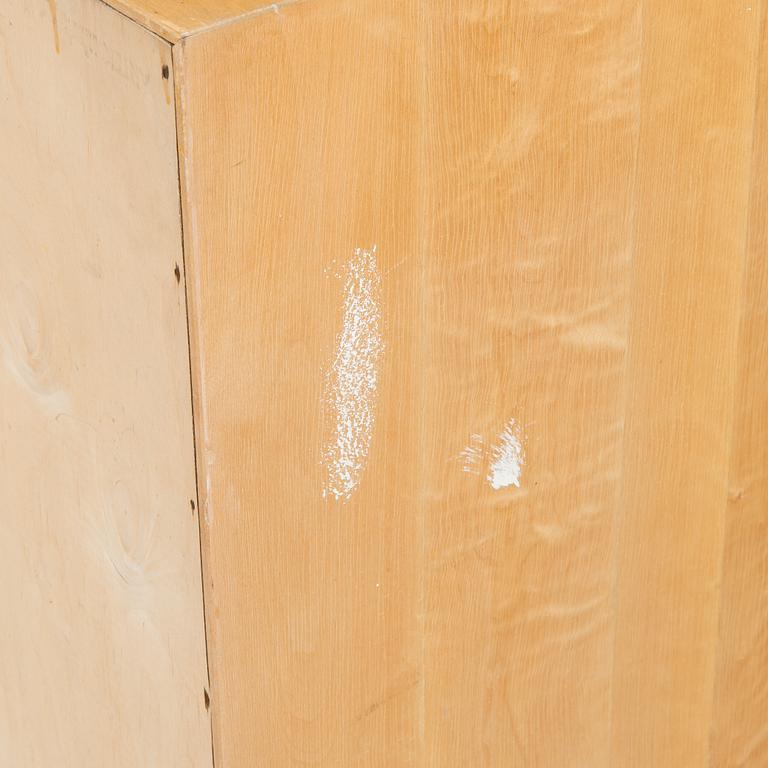 Aino Aalto, kaappi, malli 808 ja vitriini, malli 214 O.Y. Huonekalu- ja Rakennustyötehdas A.B. 1950-luvun alku.