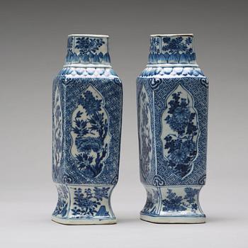 A pair of blue and white vases, Qing dynasty, Kangxi (1662-1722).