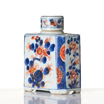 A set of two imari cups and a tea caddy, Qing dynasty, Kangxi (1662-1722). The tea cups with Johanneum mark.