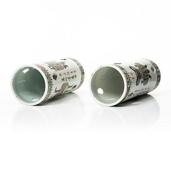 Vaser/Perukstockar, 2 st, porslin, Kina, 1900-tal.