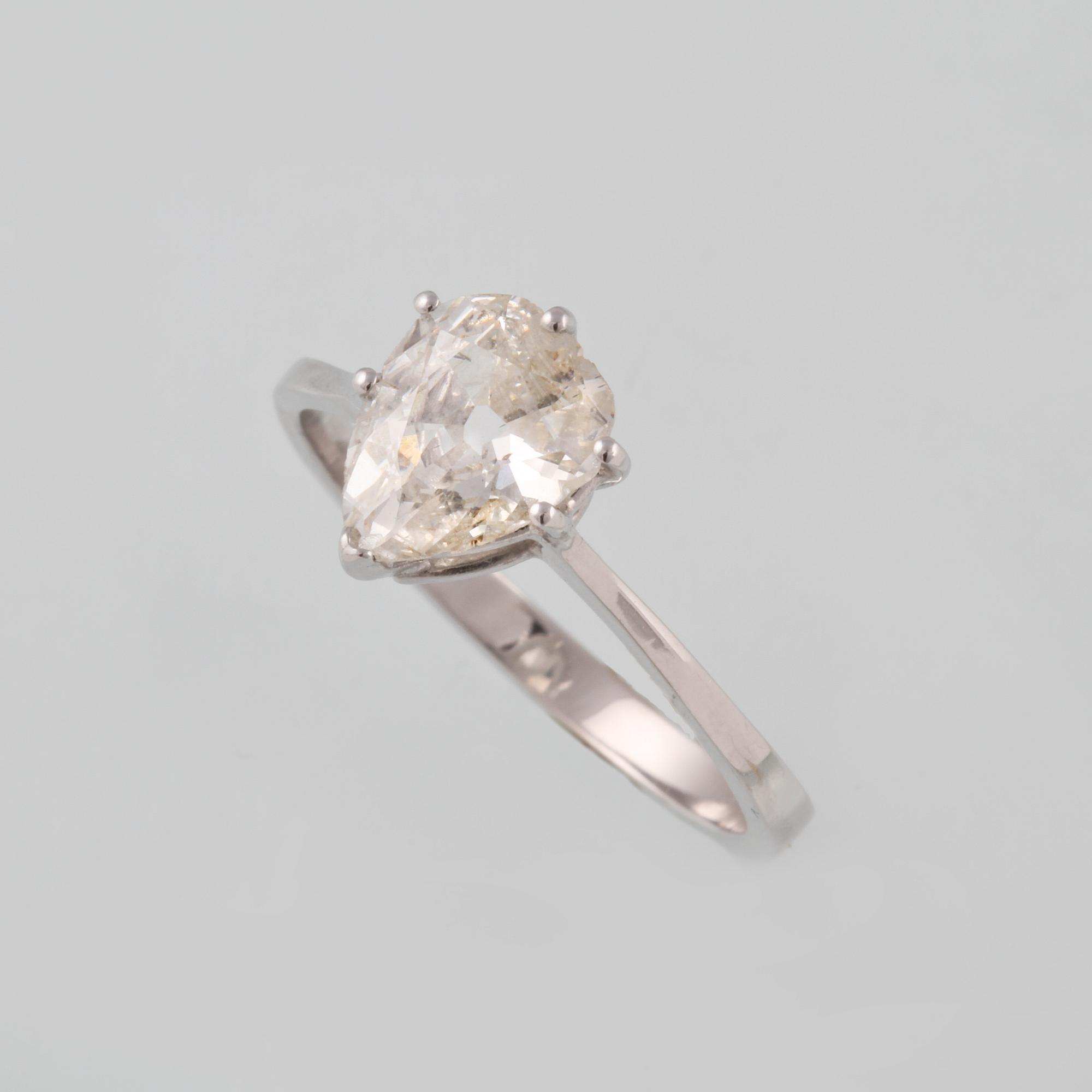 RING, 18K vitguld med droppslipad diamant, ca 1.20 ct. Vikt 2,1 gram.
