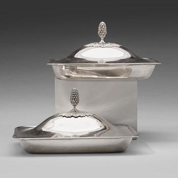 212. A pair of Swedish early 19th century silver dishes and covers, mark of Petter Adolf Sjöberg, Stockholm 1820.