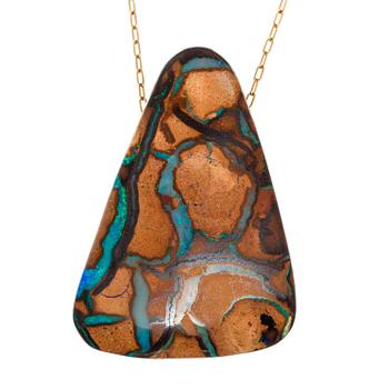 338. A PENDANT, 14K gold. Australian opal 40.14 ct. (c. 33 x 24 mm.) Chain 51 cm.