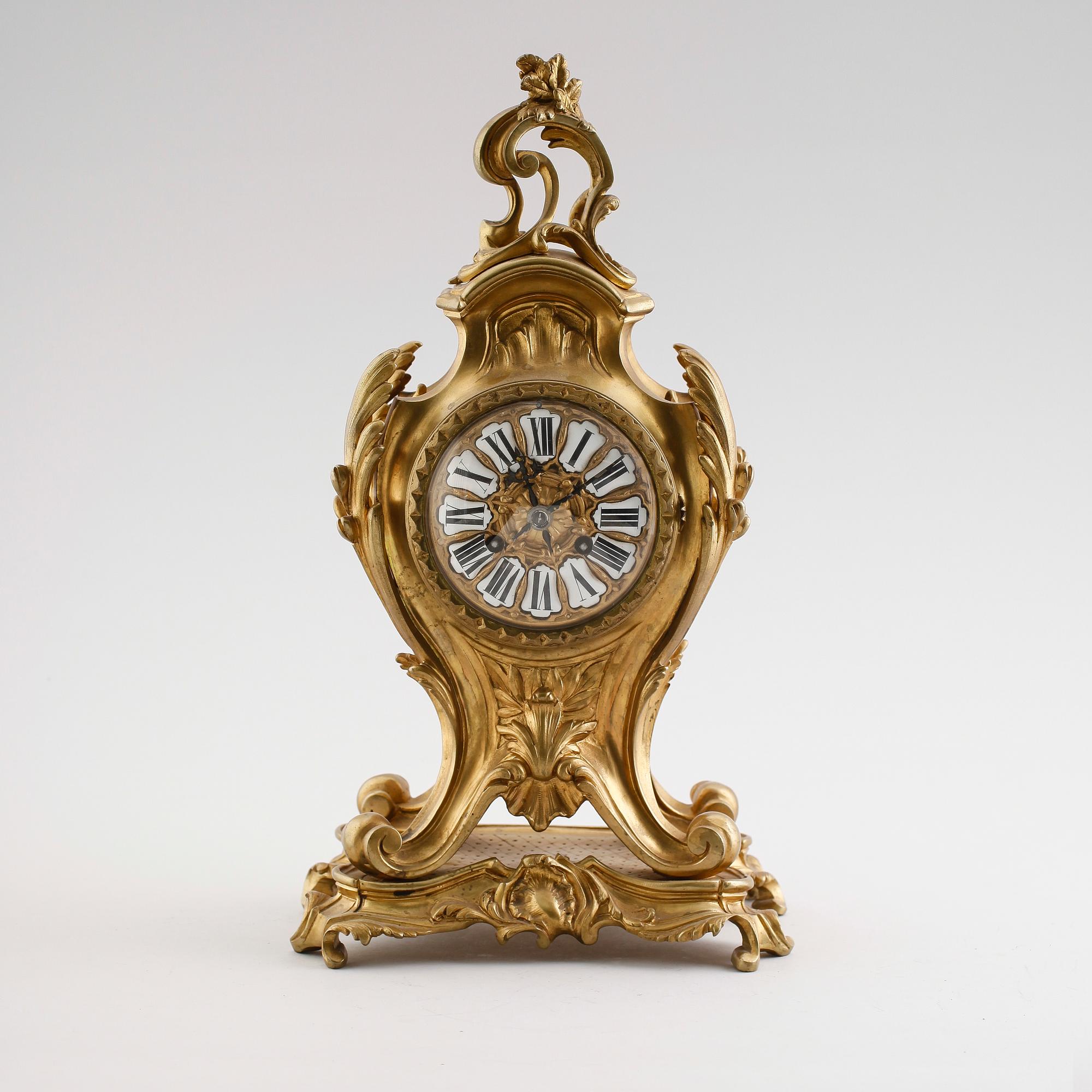 BORDSPENDYL, förgylld brons, rokokostil,  Frankrike, 1800-tal.