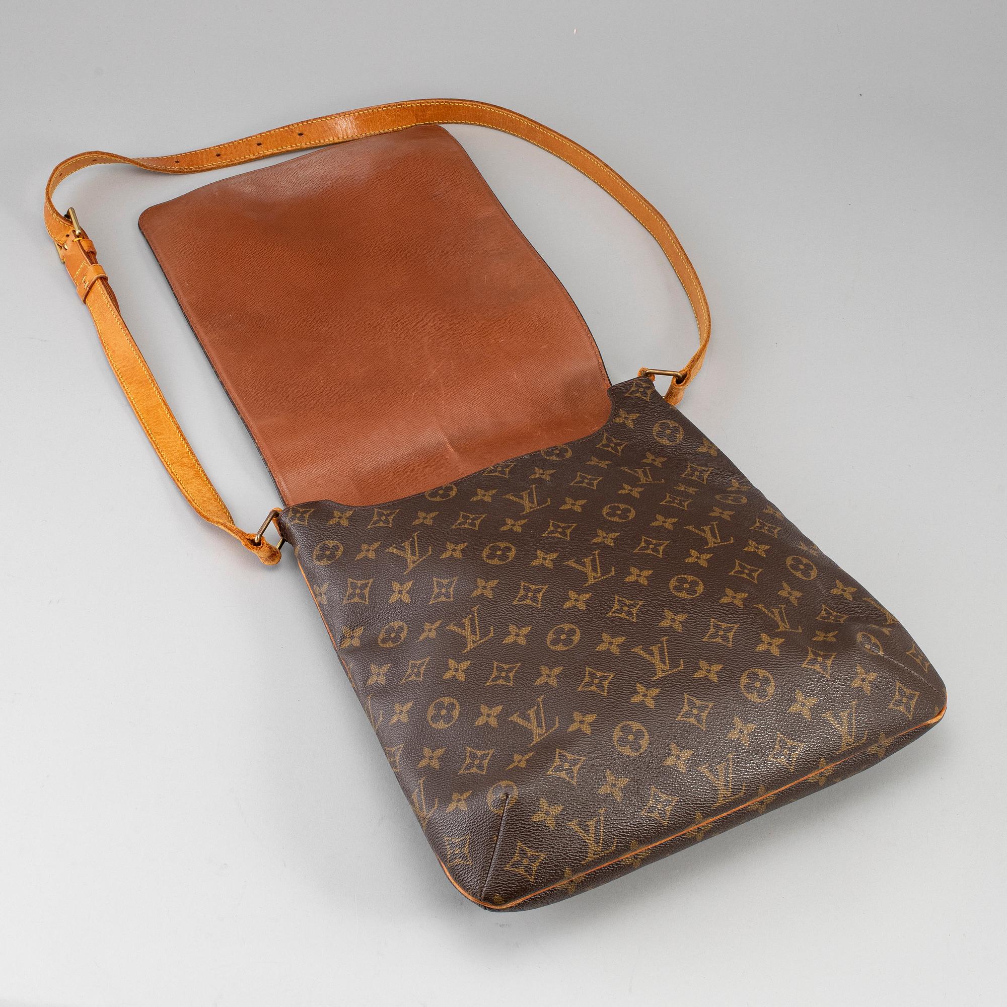 LOUIS VUITTON, a monogram canvas 'Musette' bag.