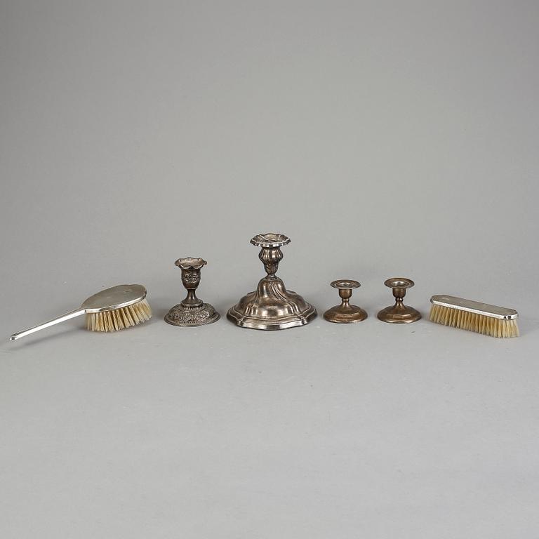 PARTI SILVER, 1900-tal, Tyskland och England. 6 delar varav 4 ljusstakar, 1 borste och 1 bordsspegel.